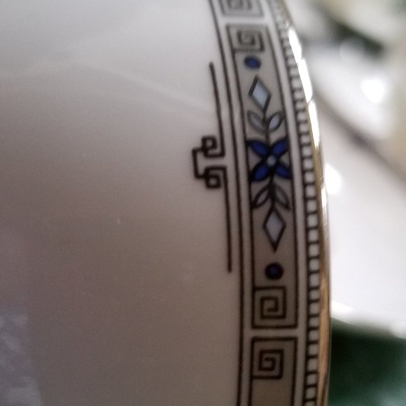 2 Wedgwood Amherst Leigh Shape Footed Cups & Saucers Platinum Trim - Picture 4 of 6